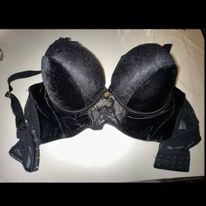 DAISY FUENTES
38C
Velvet & Lace Push Up
Smoke-free
Pet-free